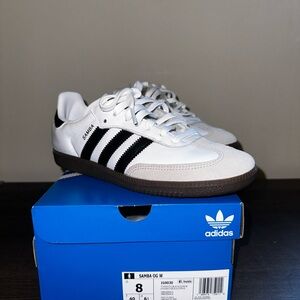Like New Adidas Samba
Color: Black/white
Women:8